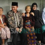 Bupati Tuban saat menyambangi salah satu janda lansia di Desa Kablukan, Kecamatan Bangilan. foto: AHMAD/ BANGSAOLINE