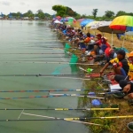 Para peserta lomba mancing yang diadakan Polsek Sidayu sedang menunggu umpannya disambar.