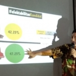 Peneliti asal Puspek (Pusat Kajian Pembangunan dan Pengelolaan Konfilk) FISIP Unair Putu Aditya, saat memaparkan hasil survei elektabilitas Pilkada Jatim di Surabaya, Selasa (29/5).