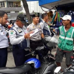 Petugas Dishub bersama jajaran Polres Malang Kota saat mendatangi salah satu jukir.