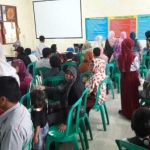 Calon siswa beserta orang tuanya saat verifikasi data di SMPN 1 Kebomas. foto: SYUHUD/ BANGSAONLINE