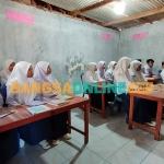 Kondisi ruang kelas belajar di Sampang yang butuh perhatian pemerintah. Foto: MUTAMMIM/BANGSAONLINE