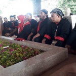Lisdyarita bersama ratusan Relawan Sandal Jepit saat berziarah ke Makam Bung Karno. (foto: ist).