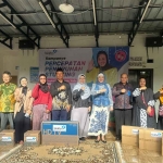 Peserta sosialisasi penerima doorprize saat foto bersama dengan para narasumber.