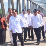 Ketiga Menteri bersama ketua DPRD Sulkani, Bupati Kediri Haryanti dan juga pimpinan DPRD Kota Kediri Wara S. Renny Pramana saat meninjau jembatan Wijaya Kusuma. Foto: ARIF K/BANGSAONLINE