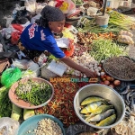 Cek rincian harga sembako Jatim hari ini. Foto: Bangsaonline.