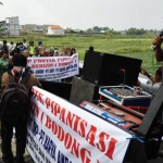 Warga Desa Kedanyang Kebomas saat demo di lokasi proyek pemasangan pipa Pertamina Gas. foto: SYUHUD/ BANGSAONLINE