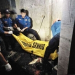 Jenazah kedua pasutri saat dievakuasi petugas.