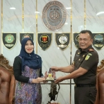 Anggota DPD RI Lia Istifhama bersama Kepala Kejaksaan Tinggi Jawa Timur Agus Sahat.