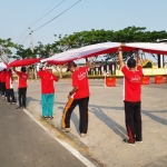 Maba Sakera UTM Bangkalan saat membentangkan bendera Merah Putih sepanjang 7.500 meter, dari pertigaan Telang Kamal hingga ke jalur Surabaya-Madura (Suramadu).