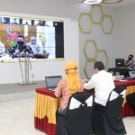 Wali Kota Habib Hadi saat menggelar video conference dengan kepala OPD dan wartawan.