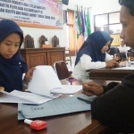 Petugas KPU Tuban mengecek berkas salah satu pendaftar calon PPK.