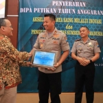 Kapolres Kediri AKBP Roni Faisal S.I.K. saat menerima penghargaan IKPA.