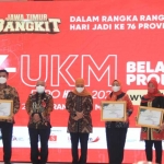 Para penerima penghargaan lomba perkoperasian dan UKM berprestasi tahun 2021.