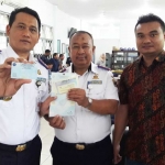 Kepala Dishub Gresik Nanang Setiawan didampingi Kepala UPT Uji Kir Gunawan menunjukkan smart card dan sertifikat uji kir.