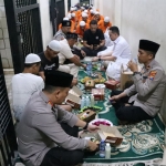  Kapolres Gresik, AKBP Adhitya Panji Anom menggelar bukber dengan  para tahanan. 