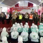 Suasana doa bersama untuk negeri di MTsN Tembelang Jombang, Selasa (29/8/2017). foto: ROMZA/ BANGSAONLINE