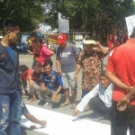 Penggalangan tanda tangan di kawasan Monumen Arek Lancor.