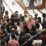 Pemkot dan DPRD serta sejumlah elemen masyarakat saat meninjau lokasi Masjid Assakinah yang akan mulai dibangun Jumat besok.