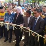 Bupati Jember Faida bersama Komisioner Komisi Hak Asasi Manusia (HAM) RI Ahmad Taufan Damanik saat membuka acara dengan memotong bunga.