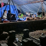 Warga Dusun Jambaran, Desa Plalangan, Kecamatan Sumbermalang, Situbondo, saat menjaga makam.