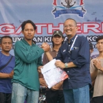 Senior Manager of Corporate Communication SIG Pabrik Tuban, Dharma Sunyata, saat memberikan tali asih kepada salah satu ABK MV Noah Satu.