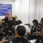 PAPARAN: Narasumber saat memberikan materi dalam Upgrading Bisnis Ritel Modern yang digelar PWI Sidoarjo dan Alfamart, Senin (29/4). foto: MUSTAIN/ BANGSAONLINE