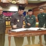 Bupati bersama pimpinan DPRD Tuban ketika menandatangani APBD tahun 2018.