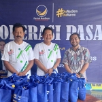 Anggota Fraksi NasDem DPRD Kabupaten Kediri, Khusnul Arif (kanan), saat menggelar operasi pasar bersama jajaran Pemerintah Desa Kawedusan. Foto: Ist