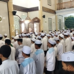 Salat Gaib untuk korban bencana yang dipimpin Kiai Asep