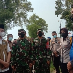 Kapolda Jawa Timur Irjen Nico Afinta bersama Pangdam V/Brawijaya Mayjen TNI Suharyanto didampingi Bupati Bangkalan R. Abdul Latif Amin Imron saat mendengarkan keluhan dari satgas Covid-19 di depan Balai Desa Tengket, Kecamatan Arosbaya, Senin (7/6/2021). (foto: ist)