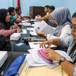 Petugas saat memverifikasi berkas calon penerima manfaat KIP Jawara Perluasan P-APBD 2025. Foto: Ist