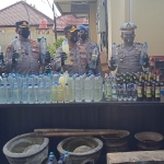 Kapolres Ngawi AKBP I Wayan Winaya (dua dari kanan) saat melakukan pemusnahan barang bukti berupa miras hasil operasi cipkon.