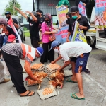 Aksi bagi-bagi telur dan ayam bergeser ke kawasan Gunung Betet, Kecamatan Sutojayan.