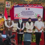 Menteri Kesehatan Indonesia Budi Gunadi Sadikin saat bersama Kepala Badan Nasional Penanggulangan Bencana (BNPB) Ganip Warsito, Gubernur Jawa Timur Khofifah Indar Parawansa, dan Bupati Bangkalan R. Abdul Latif Amin Imron di Pendopo Agung Bangkalan, Selasa (8/6/2021). (foto: ist)