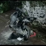 Terbakar hangus. Salah satu motor korban amukan massa. (Ist)