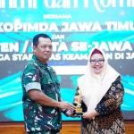 Wakil Bupati Gresik, Aminatun Habibah, saat menerima penghargaan dari Pangdam V/Brawijaya, Mayjen TNI Farid Makruf. Foto: Ist