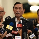Ketua DEN, Luhut Binsar Pandjaitan (tengah) saat memberi keterangan kepada awak media (dok. Setpres)