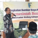 Kades Sekapuk Abdul Halim saat menjadi narasumber dalam kegiatan yang digelar Pemdes Buko, Demak, Jawa Tengah. foto: ist.