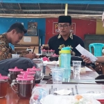 Kades Abdul Halim (berpeci hitam) saat menyelesaikan kasus gaji perangkat disaksikan Camat dan Inspektorat.
