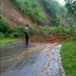 Tebing di desa Suren Lor yang longsor, kemarin. foto: herman subagyo/ BANGSAONLINE