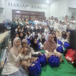 Para anak yatim dari Pondok Pesantren Al Bishti Surabaya saat foto bersama dengan para pimpinan HARIAN BANGSA dalam acara HUT ke-26 HARIAN BANGSA di kantor Jalan Cipta Menanggal I nomor 35 Surabaya, Senin 2 Maret 2026. Foto: HARIAN BANGSA