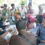 Para pelanggar yang terjaring operasi patuh semeru di Alun-alun Bangkalan langsung disidang di tempat, Selasa (10/09/2019). foto: FAUZI/ BANGSAONLINE