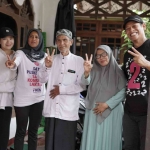 Bunda Fey dan Regina didampingi Ketua DPD PAN Kota Kediri, Abdullah Abu Bakar bersama tokoh agama saat di Kelurahan Jamsaren. Foto: MUJI HARJITA/ BANGSAONLINE