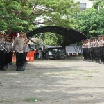 Personel Polestabes Surabaya bersama jajaran polsek saat apel di depan Gereja Bethany.