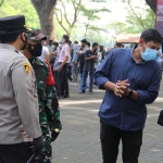 Kapolres Kediri Kota AKBP Wahyudi, Komandan Kodim 0809 Kediri Rully Eko Suryawan, Wali Kota Kediri Abdullah Abu Bakar, dan Ketua PCNU Kota Kediri KH. Abu Bakar Abdul Jalil saat meninjau vaksinasi masal di Tirtoyoso Park. (foto: Ist).