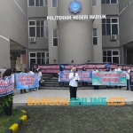 Aksi damai yang dilakukan para tenaga P3K PTNB di gedung kampus setempat. Foto: Hendro Suhartono/BANGSAONLINE