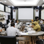 Komisi III DPRD Gresik saat rapat dengan OPD, Kamis (18/11). foto: SYUHUD/ BANGSAONLINE