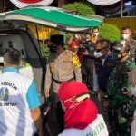 Forkopimda Jatim mengecek kelengkapan ambulans yang hendak melakukan vaksinasi door to door.