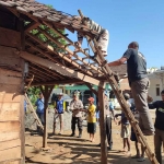 Warga Kasembon bersama anggota Polres Batu saat melakukan bedah rumah di Dusun Sukorejo, Desa Pondok Agung.